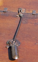 Original table lock under the top to keep the top tightly closed during use.